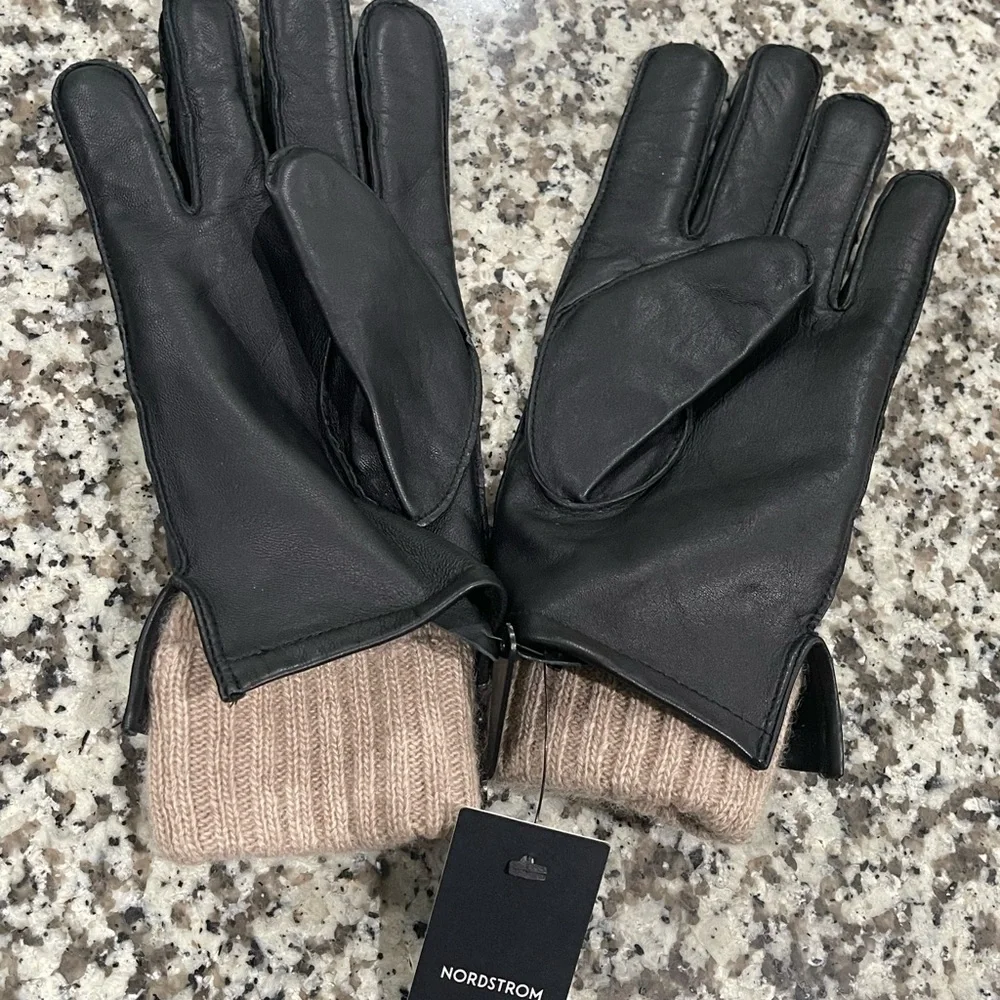 NWT . . .  Men’s Cashmere Lined Black Leather Gloves - size Medium - Picture 2 of 2